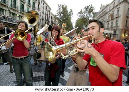 BARCELONA - SEPT 24: Unidentified musicians from the Les Ouiche Lorenea music troop, in full swing, perform Las Ramblas during a city festival on September 24, 2004 in Barcelona, Spain