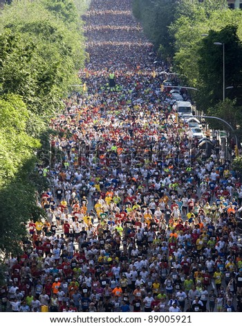 BARCELONA - MAY 18: Thousands of runners participate in the Cursa de El Corte Ingles, the second most popular race in the world, on Barcelona streets on May 18, 2008 in Barcelona, Spain. More than 50,000 people compete in the annual event.