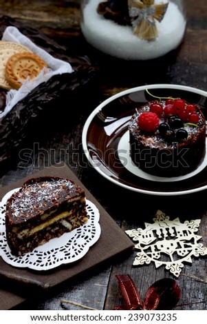 Mini cakes with gluten-free biscuits and frozen fruits