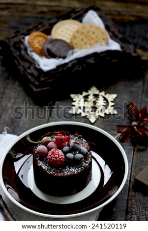 Mini cakes with gluten-free biscuits and frozen fruits
