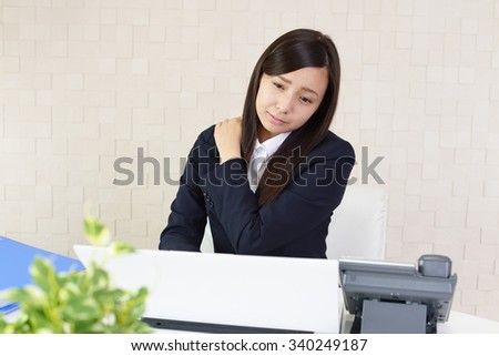 The female office worker who has a stiff shoulder