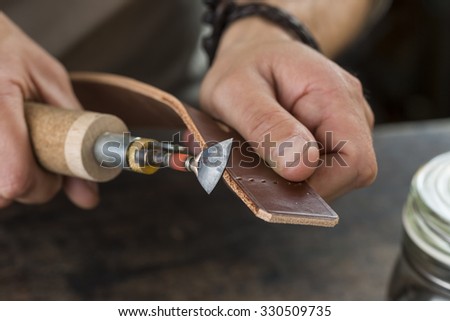Process of making a leather belt with a low depth of field