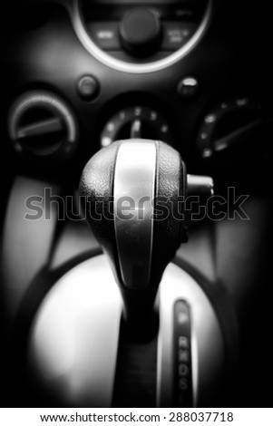 Automatic gear control in car