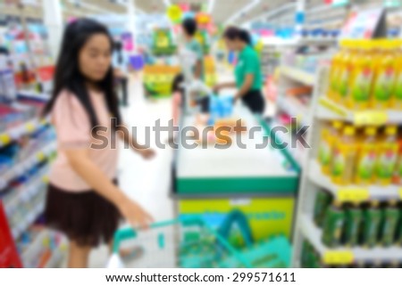 Blurred image of people shopping in department store to buy food or everything they want.