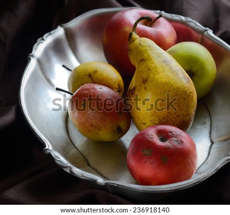 pears and apples on the spacing