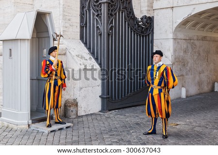 ROME, ITALY - SEPTEMBER 17, 2012: Swiss Guards in traditional medieval forms are serving for the protection of the Vatican in St. Peter\'s Cathedral