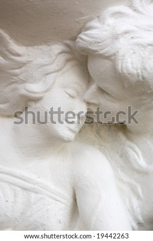 Man kissing a woman, statue, the art of saint valentine day