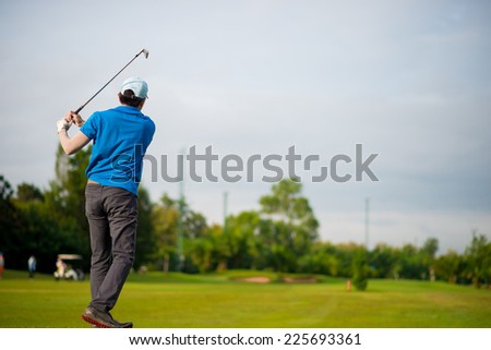 Golfer hits an fairway shot towards the club