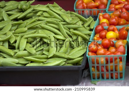 Farmer\'s Market fresh green beans and cherry tomoatoes