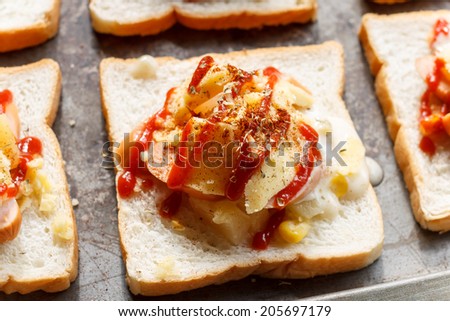 slice bread with sausage, pineapple and cheese