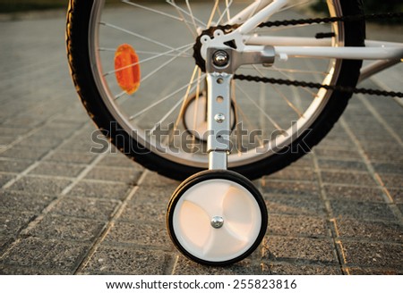 Training wheel of child bicycle