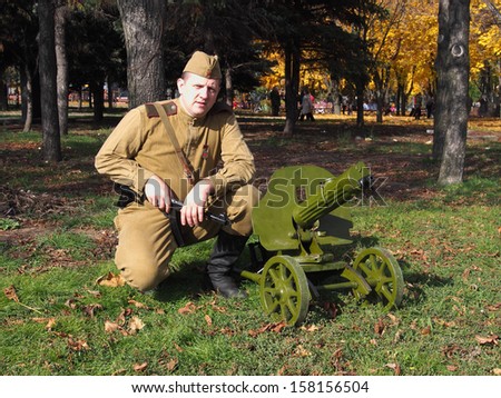 LUGANSK - Oct 13: re-enactor in the form of a Red Army soldier with a machine gun Maxim . Cossack Historical Club \