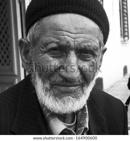 ISTANBUL - Apr 21: eldery turkish man on the street on April 21, 2013,  Istanbul, Turkey