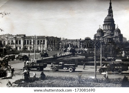Ussr, Ukraine, Kharkov - Circa 1950s: An Antique Photo Shows Trucks Drive Past The Annunciation Cathedral