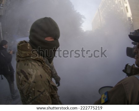 KIEV , UKRAINE - October 10, 2014: Smog then extinguish tire before the passage of the Presidential Administration on the action Avtomaydan