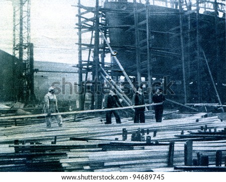 Handling long steel bars in a shipyard - photo from 