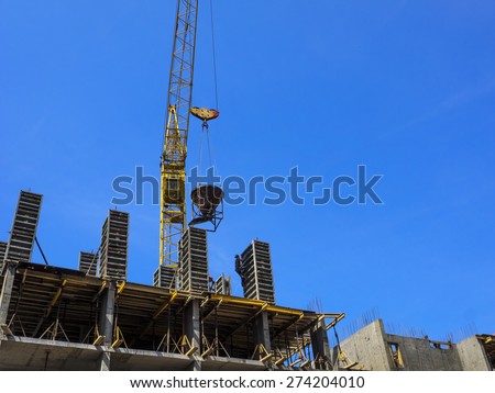 Production of monolithic structures under construction building
