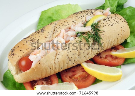 Shrimp sandwich with lettuce, tomatoes and lemon slices