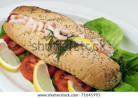 Shrimp sandwich with lettuce, tomatoes and lemon slices