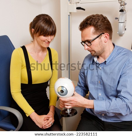 Optician explains the operation of an eye