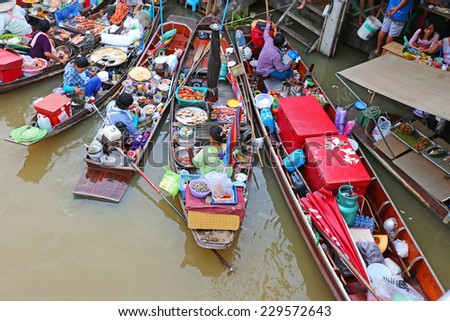 AMPHAWA,THAILAND - NOVEMBER 07,2014 : Trader\'s boats in Amphawa floating Market, 110 km from Bangkok, most famous floating market and cultural tourist destination  in Amphawa, Thailand.