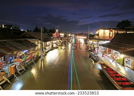 AMPHAWA,THAILAND - NOVEMBER 07,2014 : Trader\'s boats in Amphawa floating Market, 110 km from Bangkok, most famous floating market and cultural tourist destination in Amphawa, Thailand.