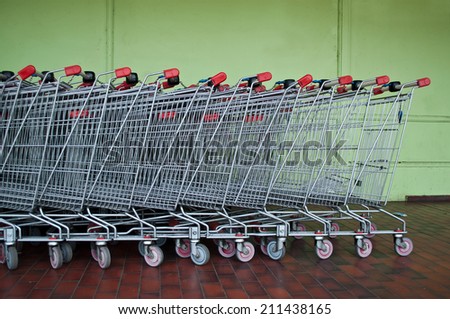market\'s trolleys