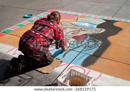 PARIS - France - 9 April 2015 -   ephemeral artist painter in the street of paris