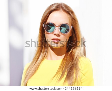 Fashion portrait stylish pretty woman in sunglasses posing  in the city, street fashion
