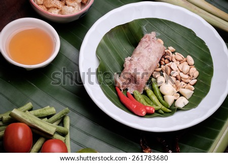 pork, shredded and salted, bound tighly with banana leaves, and eaten when slightly fermented,Sour sausage in banana leaf
