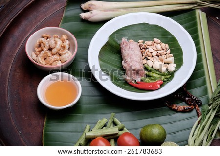 pork, shredded and salted, bound tighly with banana leaves, and eaten when slightly fermented,Sour sausage in banana leaf