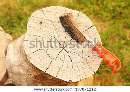 wire brush on the stump