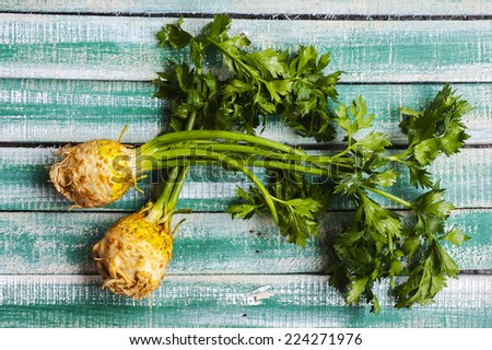 Organic celery (root celery and leaves of celery)