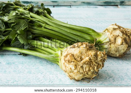 Organic celery (root celery and leaves of celery)