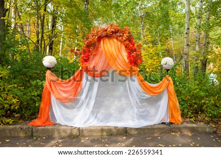 Making a holiday in the autumn forest arch
