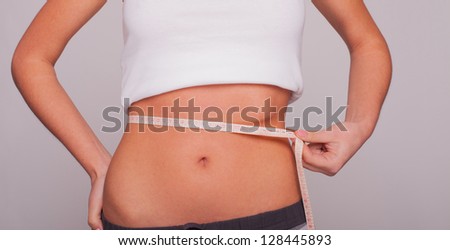 woman measuring the hips