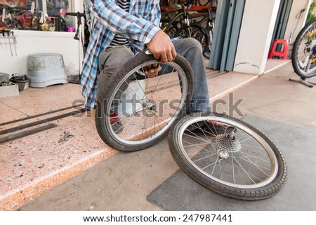 Repairing a flat tire of an bicycle tire