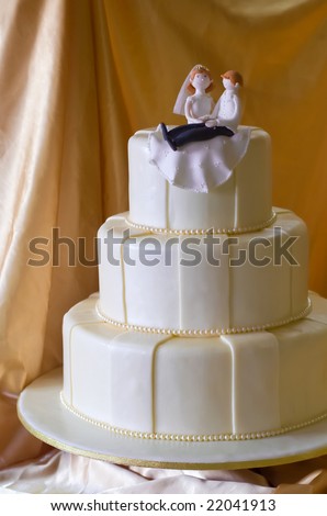 Elegant white wedding cake