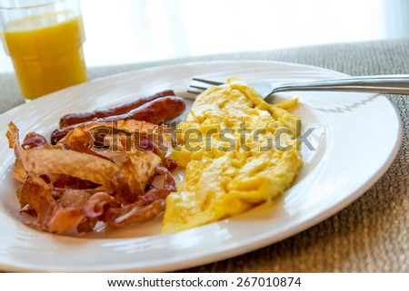 HEARTY EGGS, BACON AND SAUSAGE BREAKFAST