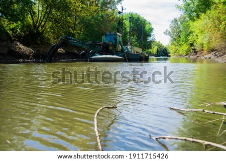 Workers use a dredger when it is necessary to dig the earth from the water