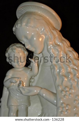 close-up og a statue of the mother mary and child
