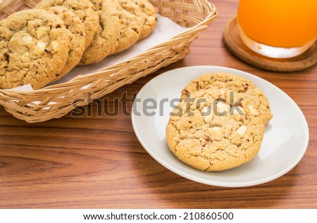 White chocolate chip with raspberry cookie and juice