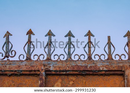 rustic fence top border arrow shape