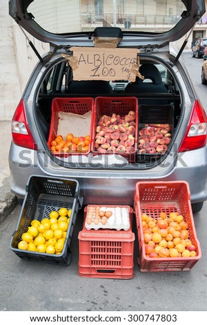 Characteristic arrangement of fruit boxes in a street seller\'s car