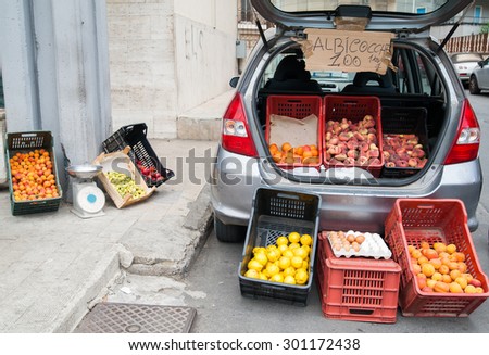 Characteristic arrangement of fruit boxes in a street seller\'s car