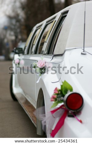 wedding decoration on a white limousine