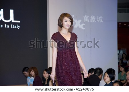 CHINA, SHENZHEN - SEPTEMBER 25: Fashion Week, models promote European brands, September 25, 2009 in Shenzhen, China.