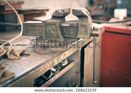 Vise on the workbench in the production hall