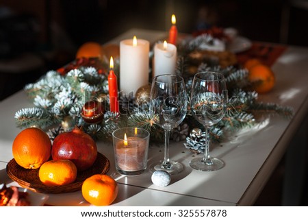 Decorating the dining room table to celebrate Christmas