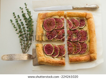 puff pastry tart with figs, Camembert, thyme and honey